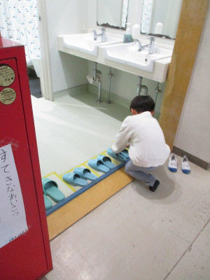 トイレのスリッパをそろえる2年生 (2)