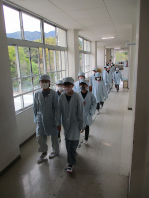 5年生が給食を取りに行く (4)