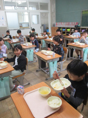 2年2組給食 (1)