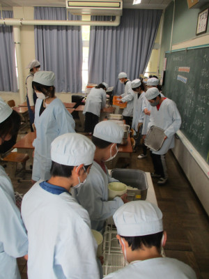 6年生による1年生の給食サポート (6)