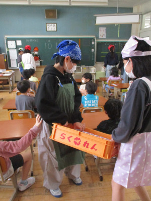6年生による1年生の給食サポート (5)
