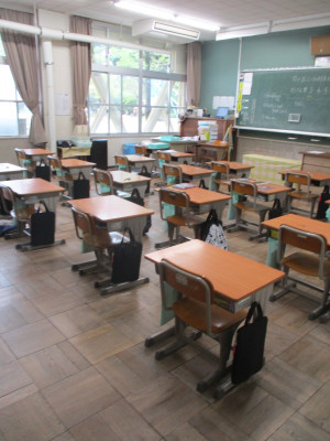 ２年生の移動教室の後の机椅子