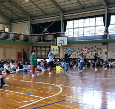 1年生を迎える会／2年生クイズ