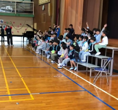 1年生を迎える会／1年生大喜び_02