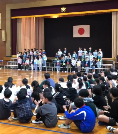 1年生を迎える会／1年生の校歌斉唱