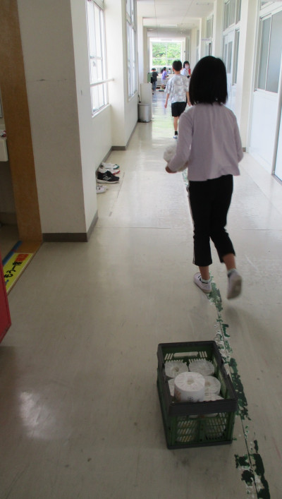 保健委員会トイレットペーパーの配達 (2)