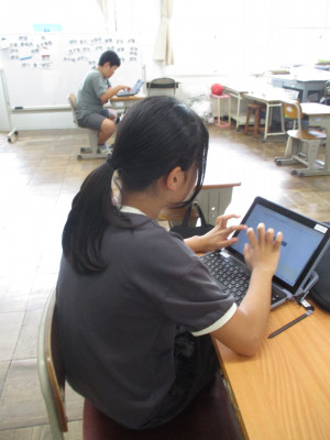 われい２くみタブレットで問題を解く (2)