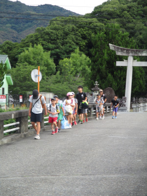 集団登校／八幡神社拭き (3)