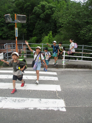 元気に朝の集団登校 (10)
