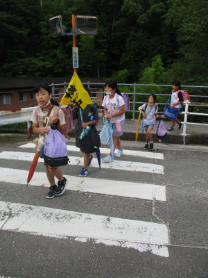 元気に朝の集団登校 (13)