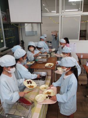 2年1組給食準備シリーズ (7)