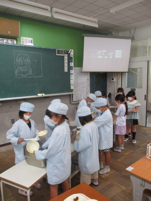 2年1組給食準備シリーズ (8)