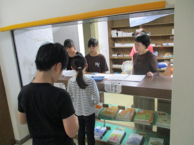 朝の販売／にぎたまサポーター／藤中けいさん