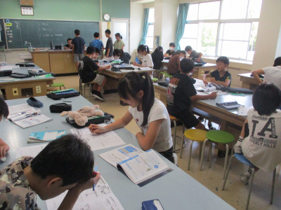 6年1組理科問題解いている